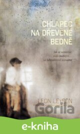 Chlapec na dřevěné bedně