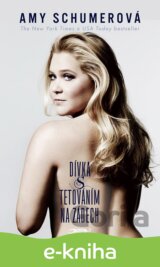 Dívka s tetováním na zádech