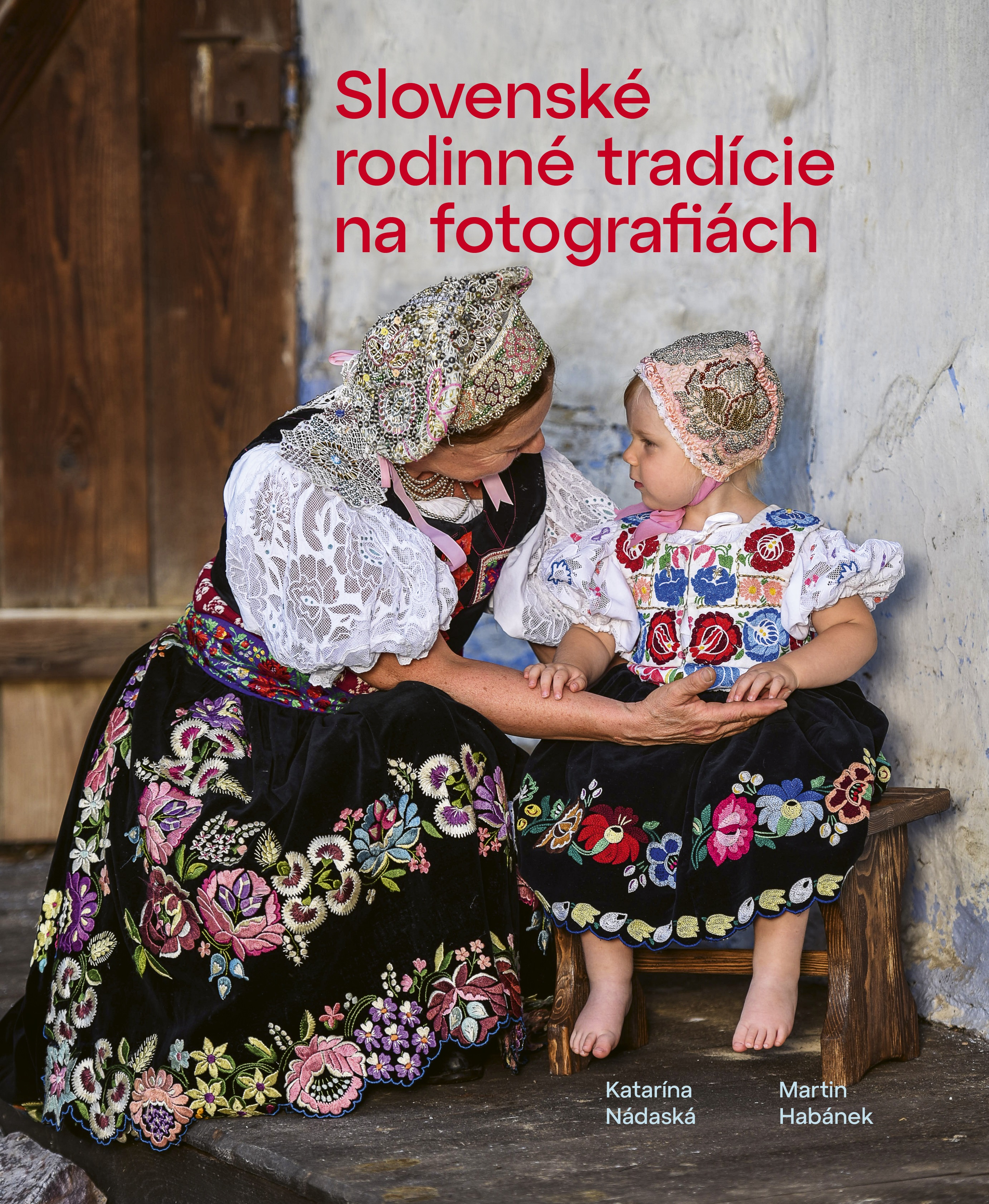 Slovenské rodinné tradície na fotografiách - Katarína Nádaská, Martin Habánek.

Okrem písaného slova, kde sú vysvetlené základné zvyky a rituály našich predkov viažuce sa k rodinnému životu, radosť z knihy umocnia i fotografie Martina Habánka.