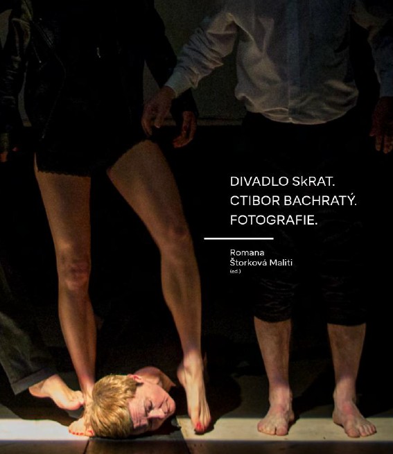 Divadlo SkRat. Ctibor Bachratý. Fotografie - Romana Štorková Maliti. Monografia Divadlo SkRAT. Ctibor Bachratý. Fotografie. má niekoľko prvenstiev – napríklad je prvou publikáciou, ktorá dokumentuje etapu tvorby Divadla SkRAT vo fotografii a je tiež prvou samostatnou publikáciou venovanou tvorbe Ctibora Bachratého. Výber fotografií je vizuálnou prechádzkou takmer 20-ročnou históriou tvorby tohto divadla, ktoré je výnimočným reprezentantom fenoménu devised theatre („metóda kolektívnej tvorby“). Fotografie z 25 inscenácií sú zoradené chronologicky od prvej premiéry (Morča, 2003) až po poslednú inscenáciu, ktorú bolo možné do tohto edičného projektu zaradiť (Skupinová terapia, 2021). Na knihe spolupracovali. Autorkou úvodnej štúdie je Anna Grusková, druhým textom v tejto primárne výtvarnej publikácii je osobne ladený príspevok vedúcej osobnosti SkRATu – Ľubomíra Burgra.
Spoločné východiská, pohľady na tému pomenúva sám Bachratý v citátoch, ktoré čitateľa sprevádzajú fotografickou prechádzkou:„SkRAT prešiel veľkým a odvážnym vývojom. Poetiku tohto divadla zachytávam, ale nedokážem alebo nechcem ju pomenovať a hodnotiť. Na začiatku bola určitá mágia, niečo, čo sa prenieslo zo Stoky a prešlo premenou. A potom prišla tá špecifická paródia v Umri, skap a zdochni. A ďalej tie inscenácie so zvláštnou vizualitou širokouhlého plátna ako napríklad Napichovači a lízači.“ (...) „Vždy mám pochybnosti. Ale keď som vyberal fotografie do tejto knižky, povedal som si – predovšetkým to bude dobré svedectvo o jednom dobrom divadle. Na prvom mieste je to divadlo a až potom fotograf.“ (...) „Moje pomenovanie podstaty SkRAT-u je v týchto fotografiách.“ Autorkou návrhu obálky a grafického dizajnu je Mária Rojko.